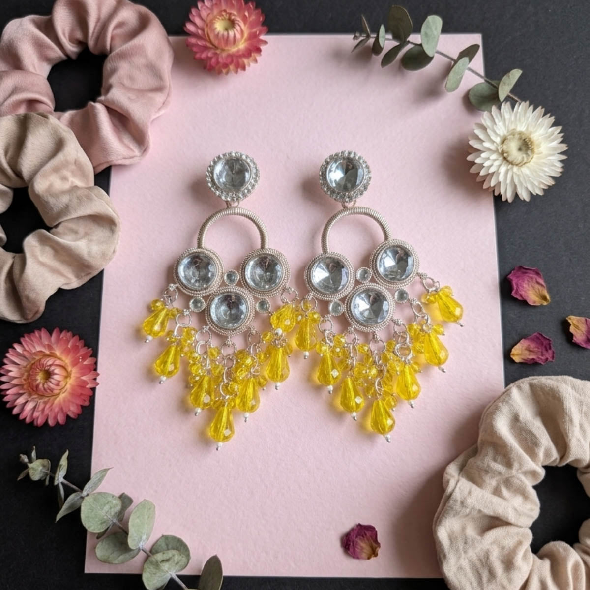 Gelbfarbene ethnische festliche Kundan-Ohrringe mit elegantem traditionellem Schmuckdesign