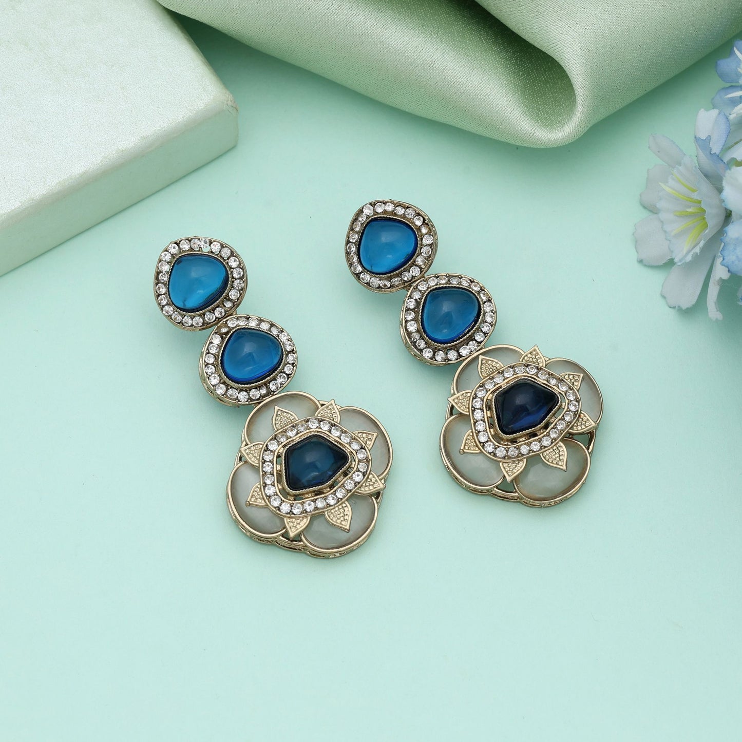Blaue Kundan Ohrringe, königlicher traditioneller indischer Schmuck, stilvolles ethnisches Design