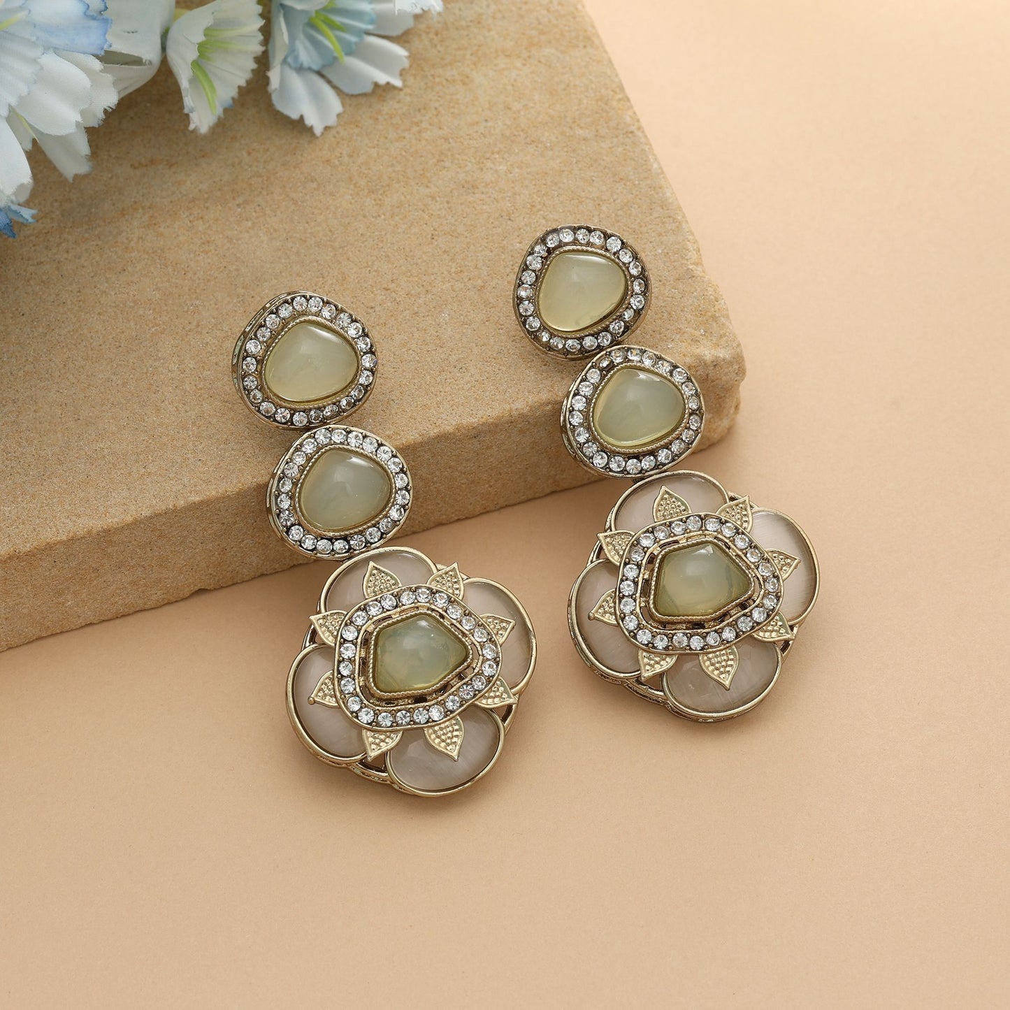 Pista-grüne Kundan-Ohrringe Elegantes Ethnisches Hochzeitsschmuck-Design für Frauen