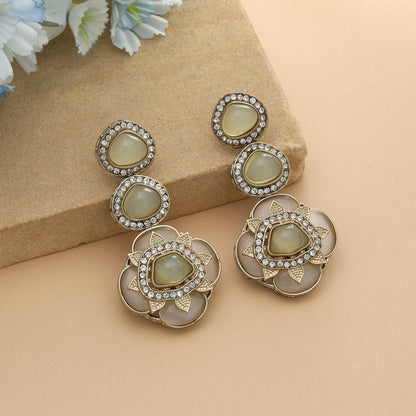 Pista-grüne Kundan-Ohrringe Elegantes Ethnisches Hochzeitsschmuck-Design für Frauen