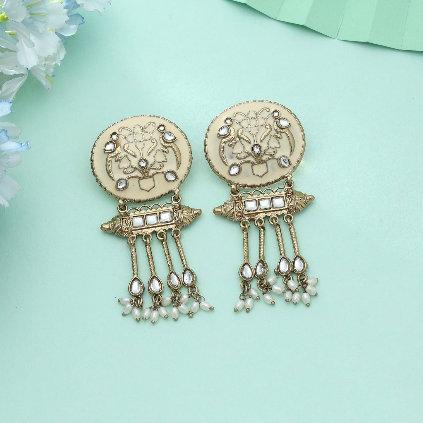 Cremefarbene Meena-Arbeit Kundan Ohrringe Eleganter Vintage Traditioneller Schmuckstil