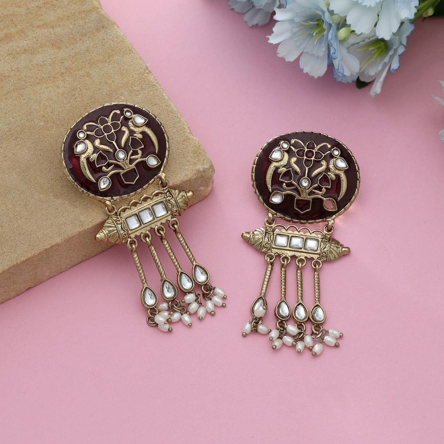 Ohrringe mit Meena-Arbeit in Maroon und Kundan im klassischen ethnischen Brautschmuckdesign