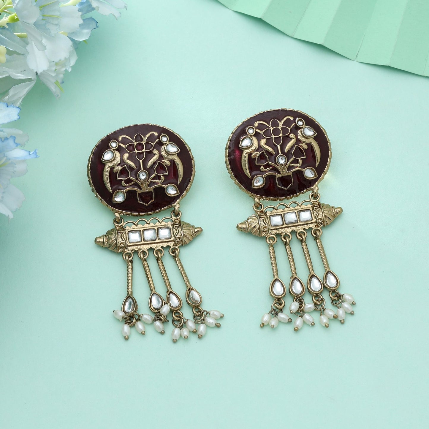 Ohrringe mit Meena-Arbeit in Maroon und Kundan im klassischen ethnischen Brautschmuckdesign