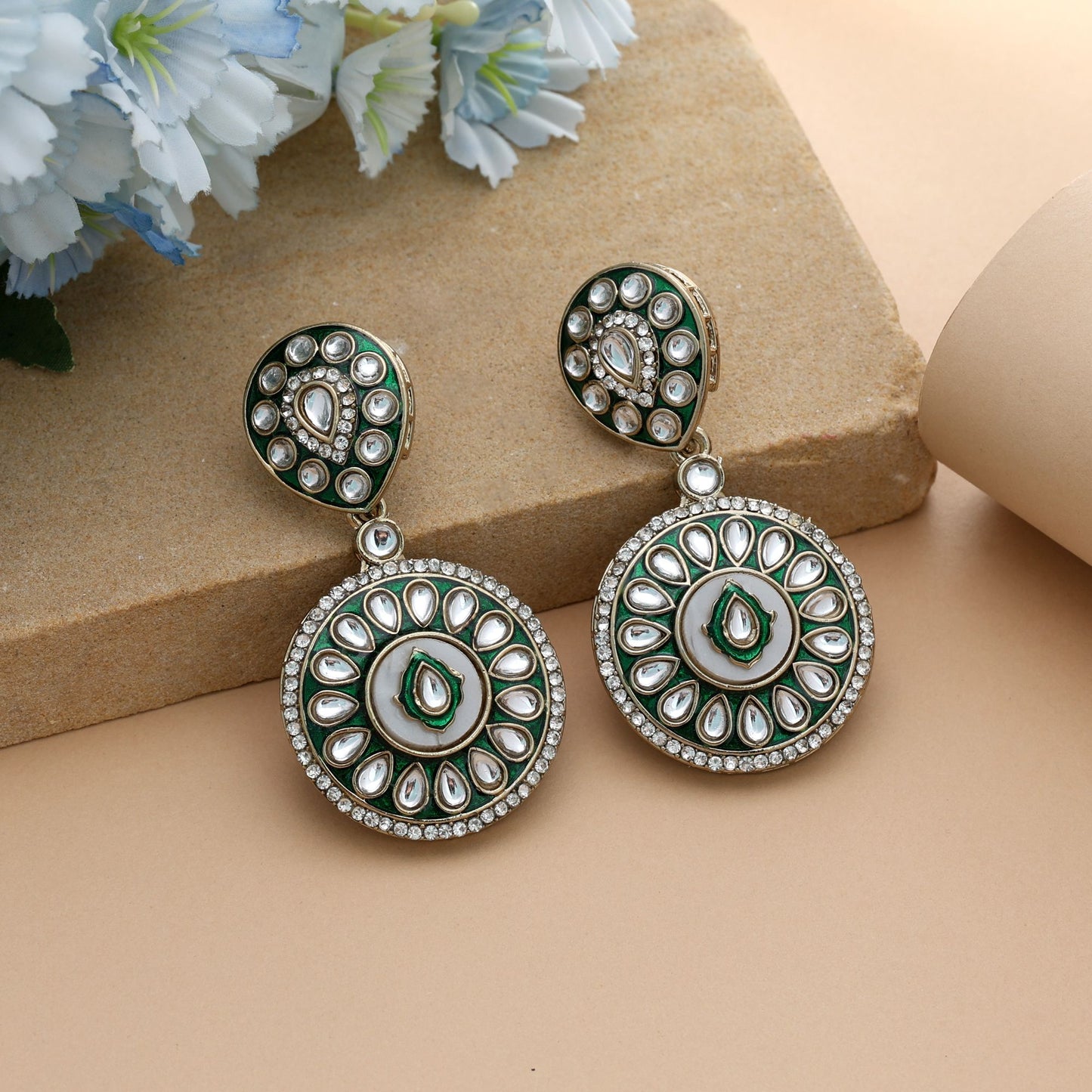 Grüne Meena-Arbeit Kundan Ohrringe Eleganter indischer Hochzeitsschmuck-Stil