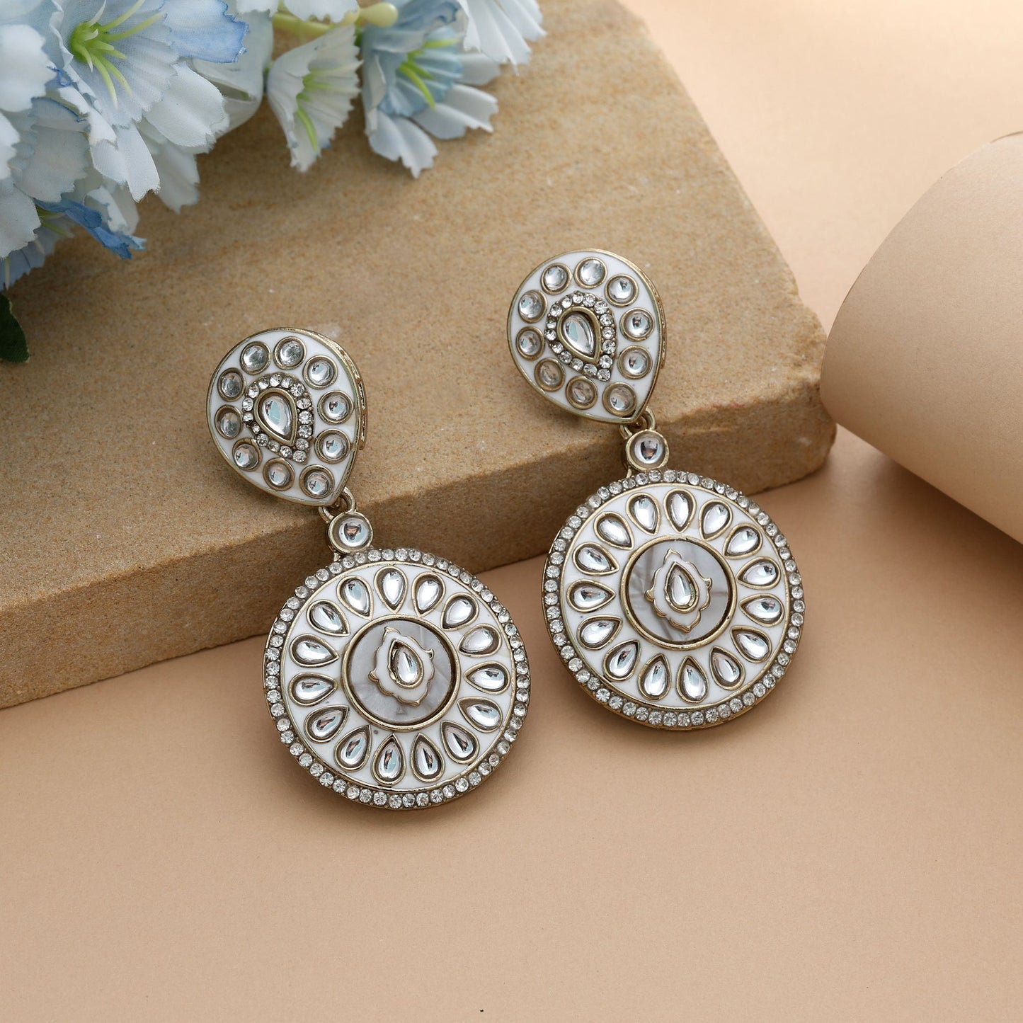 Weiße Meena-Arbeit Kundan Ohrringe Eleganter Klassischer Hochzeitsschmuck