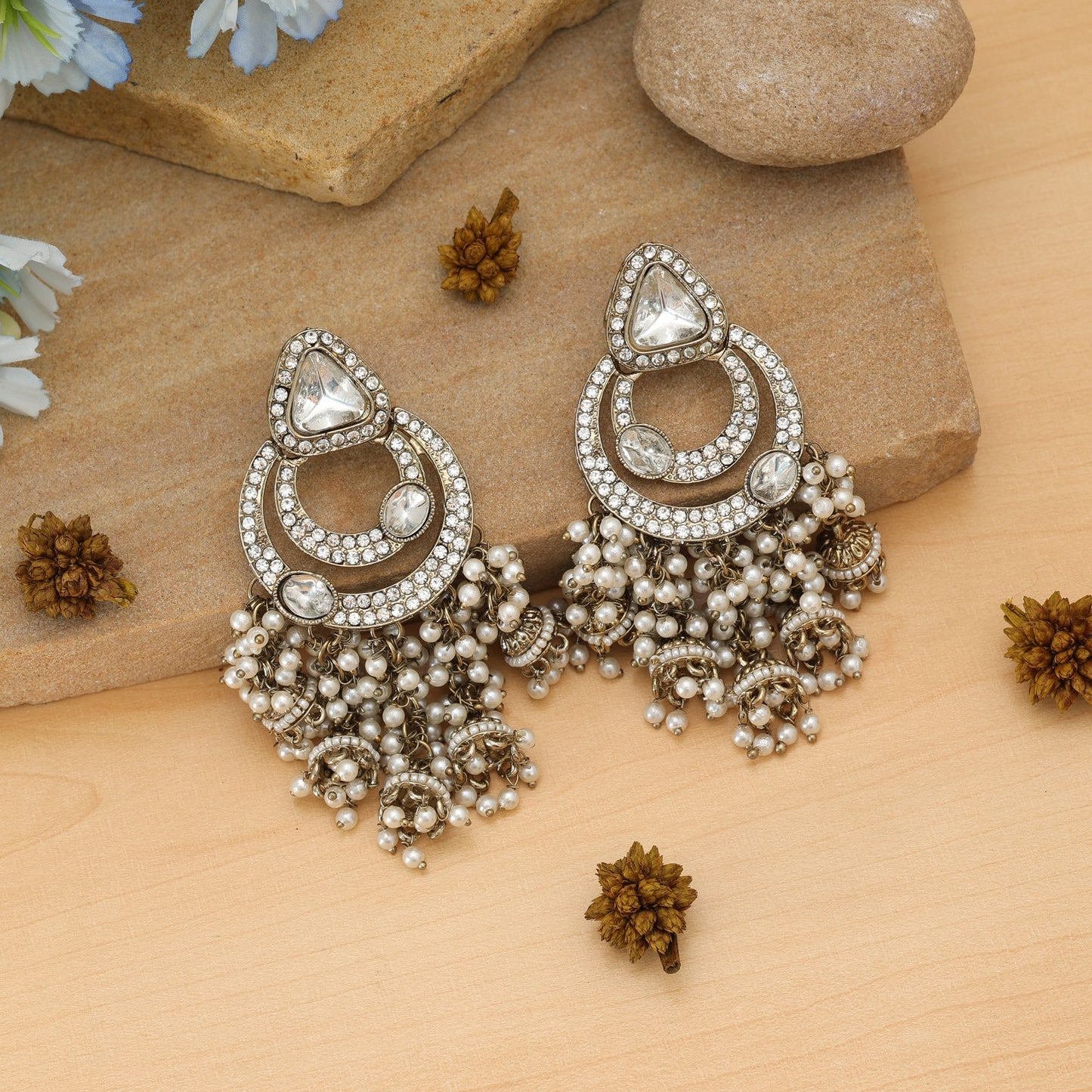 Weiße Kundan-Ohrringe Elegante traditionelle Hochzeitsschmuckkollektion