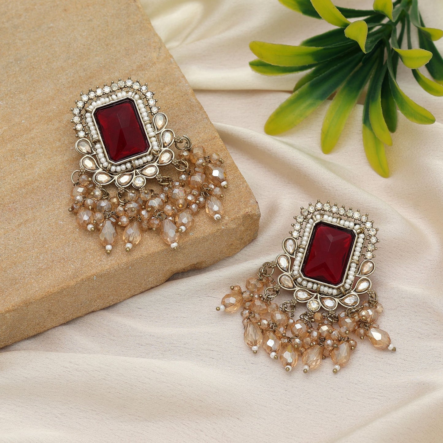Elegante weinrote Kundan-Ohrringe für den traditionellen Alltag