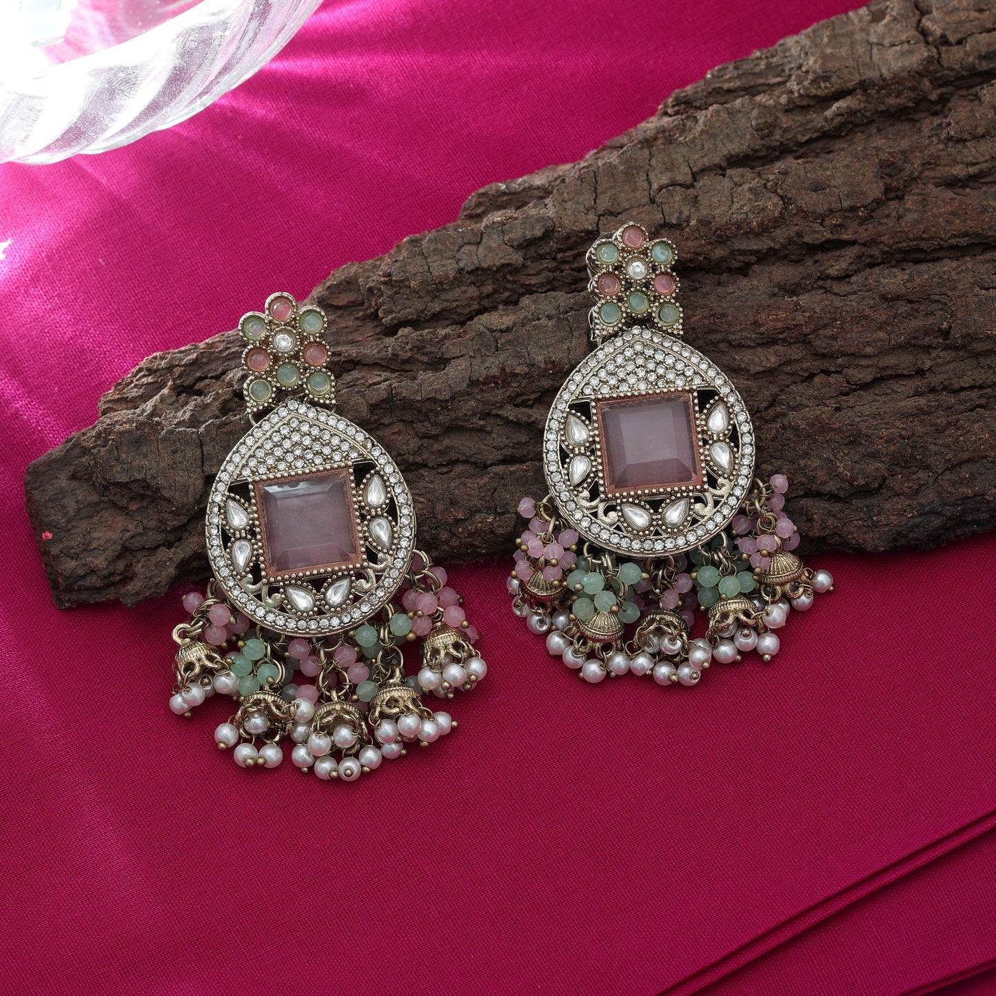 Trendige Kundan-Ohrringe in Pink und Pista-Grün, stilvoll