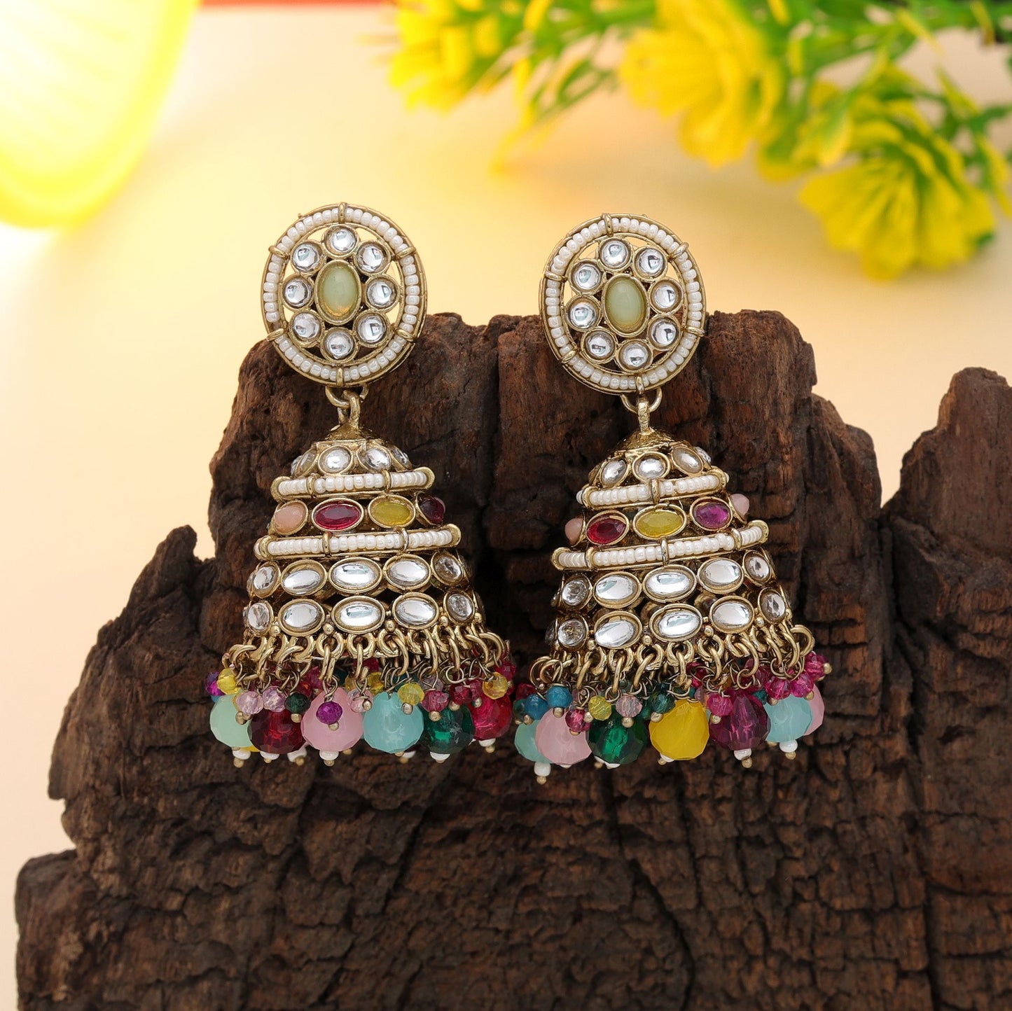 Attraktive mehrfarbige Kundan-Ohrringe für den Hochzeits-Look