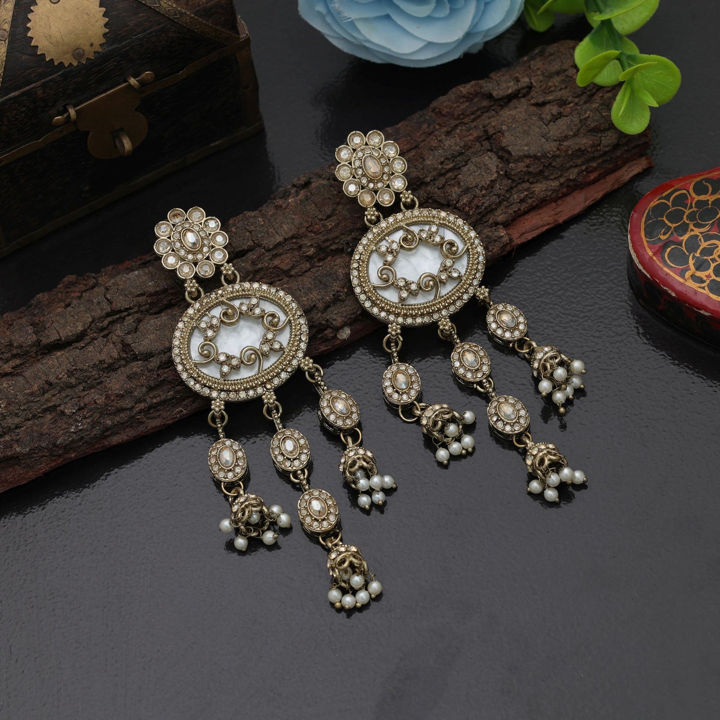 Klassische goldfarbene Kundan-Ohrringe Elegante Hochzeitskollektion