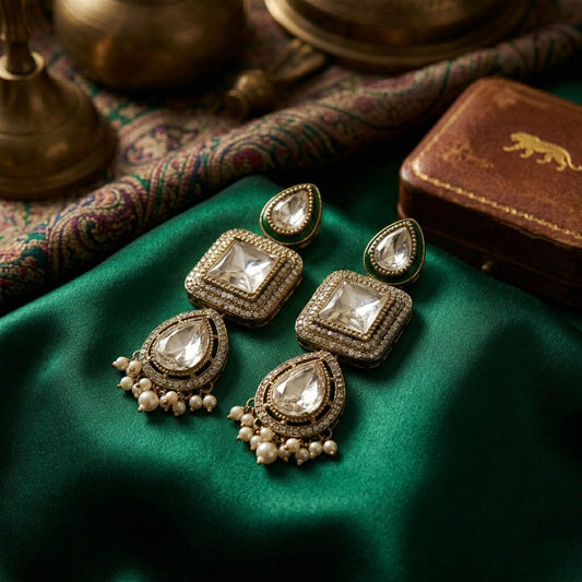 Stilvolle weiße Kundan-Ohrringe mit elegantem traditionellem Ethno-Look