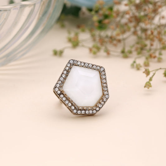 White Color Stone Ring with Classic Sparkling Fashion Jewelry Finish
