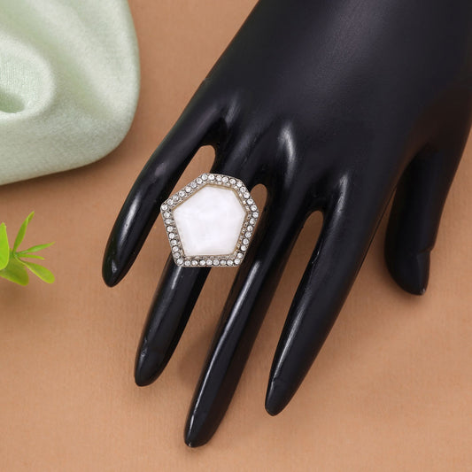 White Color Stone Ring with Classic Sparkling Fashion Jewelry Finish