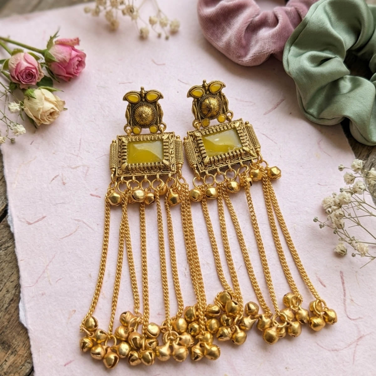 Gelbe traditionelle festliche lange Kaschmir-Ohrringe mit klassischem Ethno-Schmuck