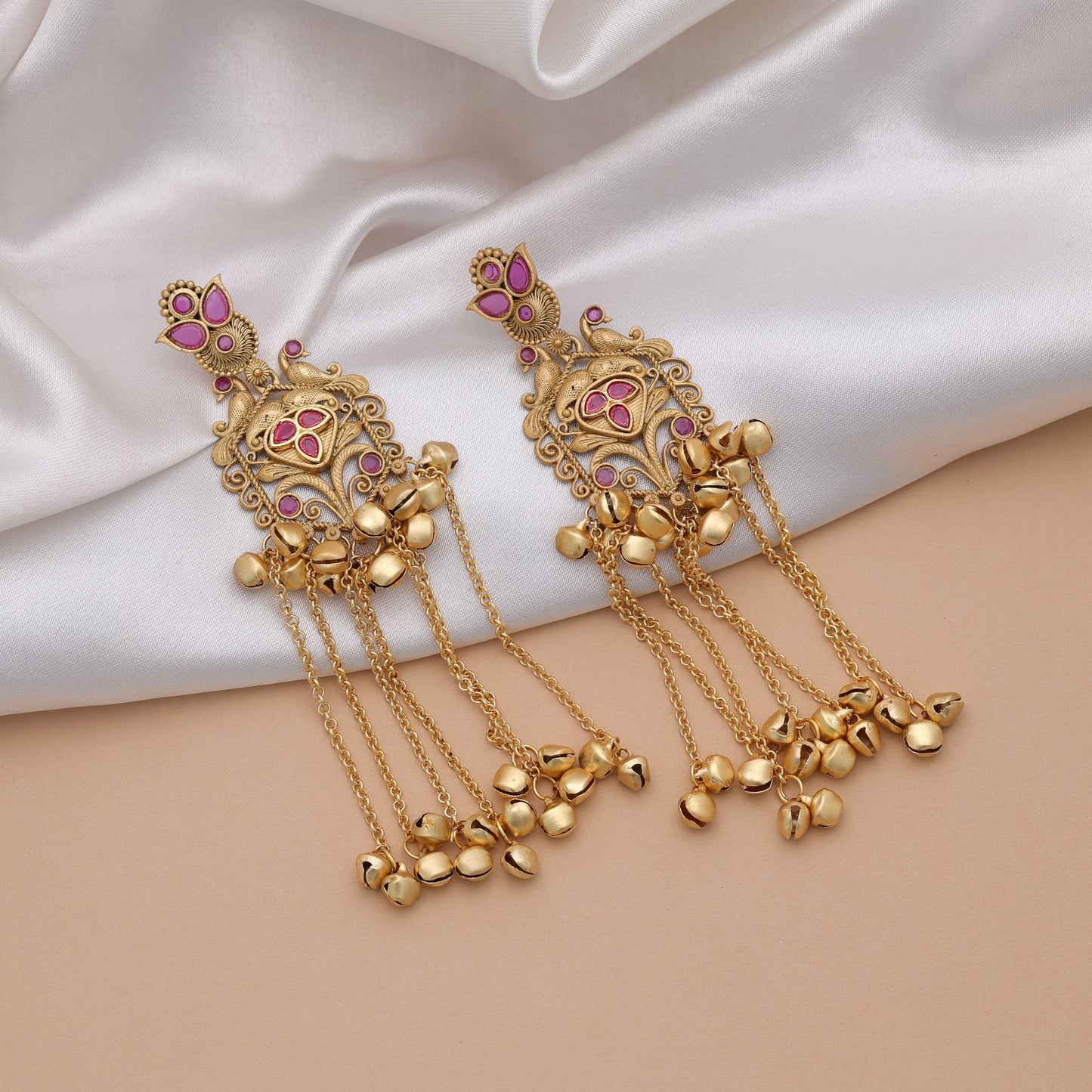 Elegante, lange Kaschmir-Ohrringe in Rani-Farbe mit hochwertiger, traditioneller Schmuckkunst-Veredelung