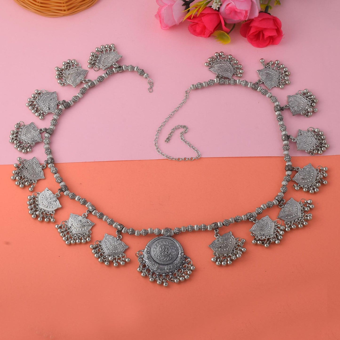 Silberfarbenes oxidiertes Kamarband im Rajasthani-Stil mit traditionellem Muster