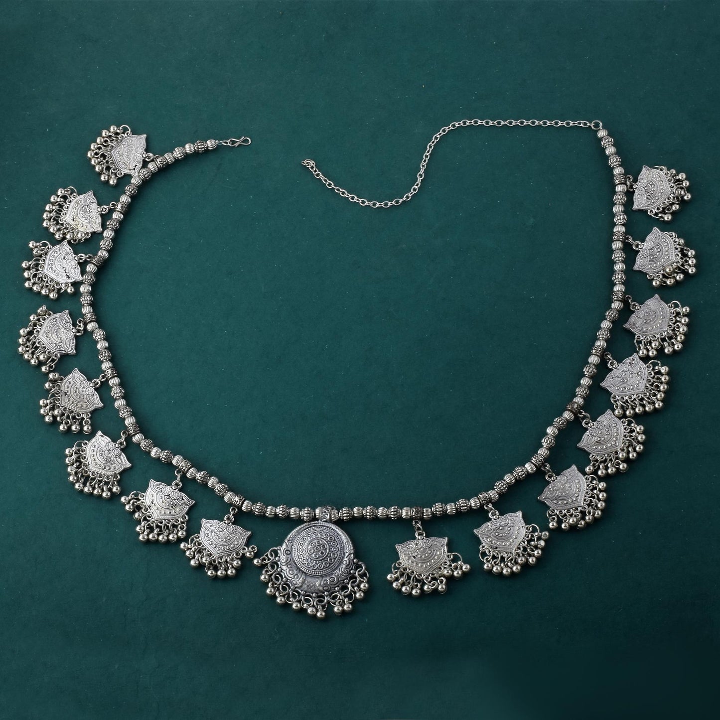 Silberfarbenes oxidiertes Kamarband im Rajasthani-Stil mit traditionellem Muster