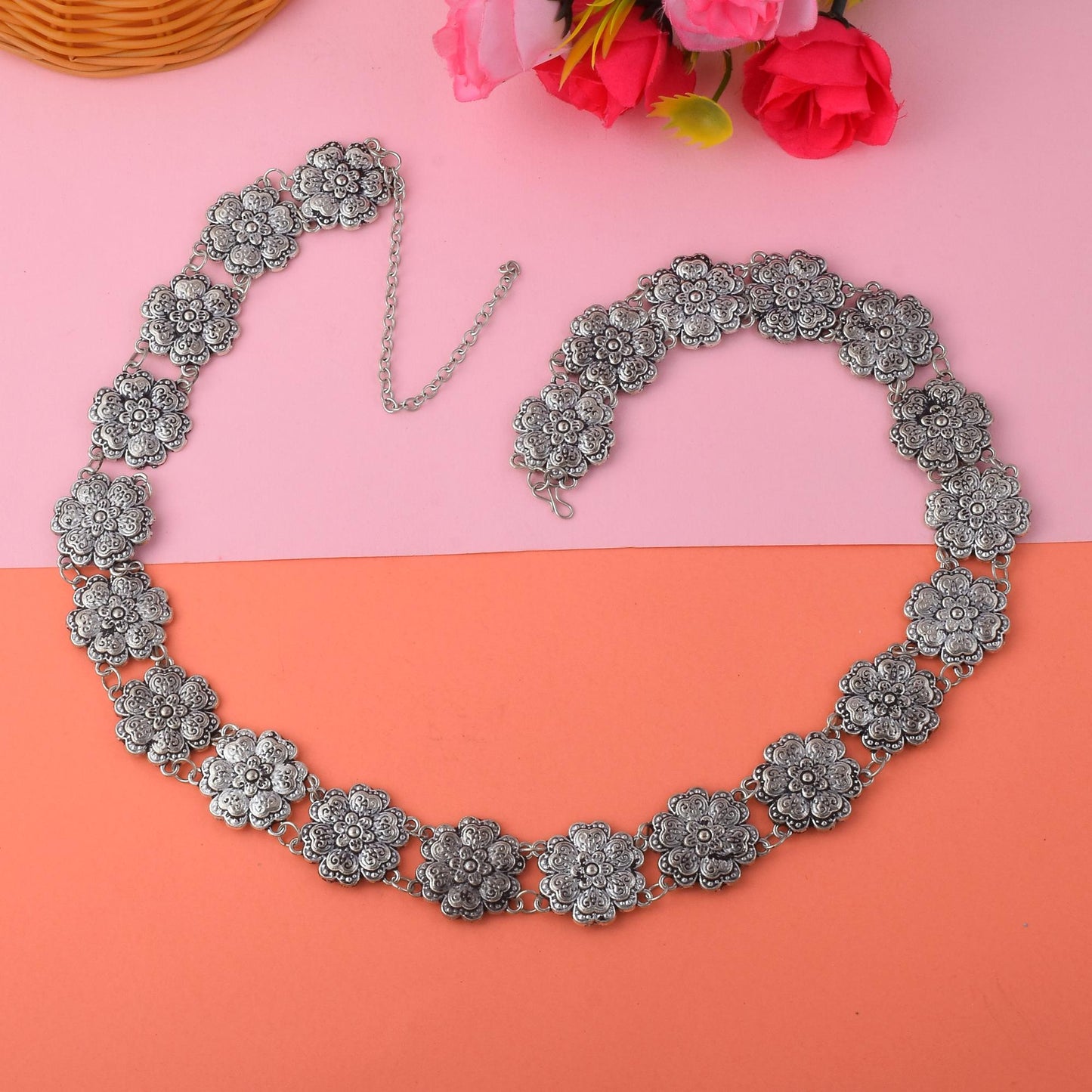 Auffälliges silberfarbenes oxidiertes Kamarband mit zartem Schnitzdesign