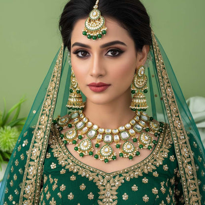 Klassisches grünes Kundan-Halsketten-Set mit wunderschönen Steindetails