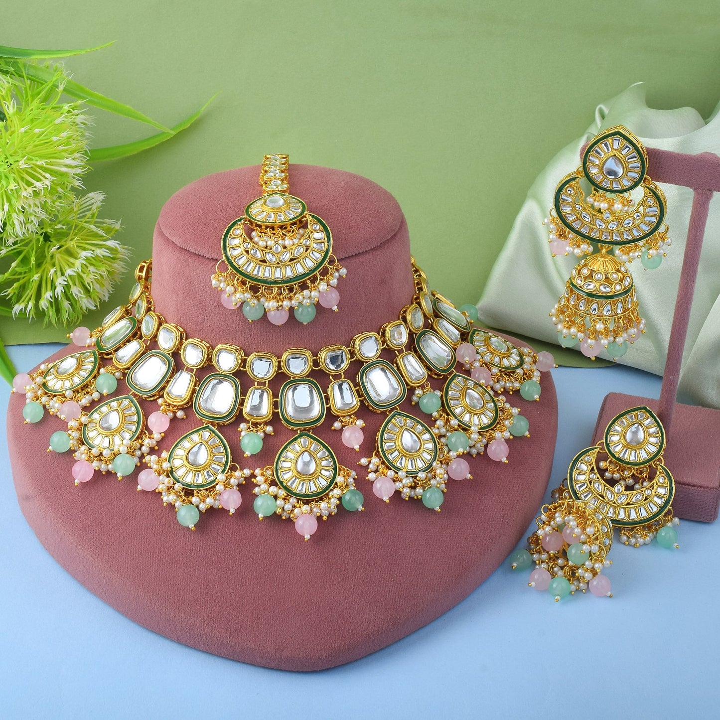 Kundan-Halskettenset in zwei Farben: Pink und Pistaziegrün für einen festlichen Look