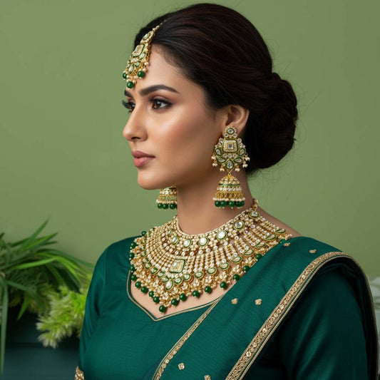 Traditionelles grünes Kundan-Halsketten-Set mit goldenen Akzenten