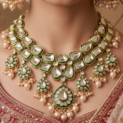 Ethnisches goldfarbenes Kundan-Halskettenset mit Hochzeitssteindetails