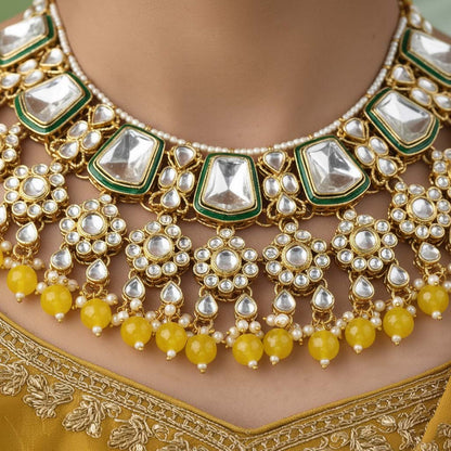 Sonnengelbes Kundan-Halsketten-Set für Tagesveranstaltungen