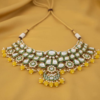 Sonnengelbes Kundan-Halsketten-Set für kulturelle Zeremonien