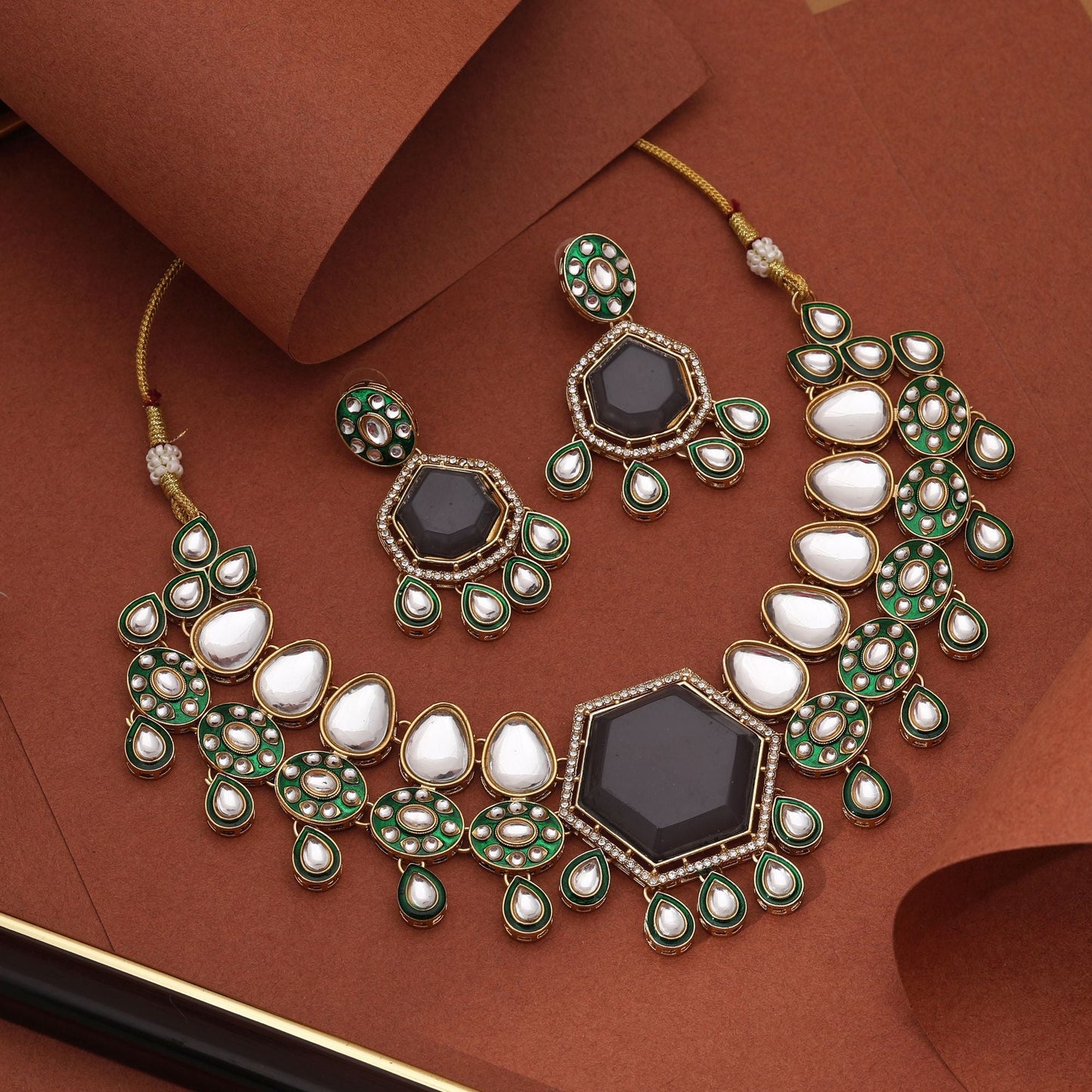 Modernes graues Kundan-Halsketten-Set mit passenden Ohrringen für elegante Hochzeitslooks