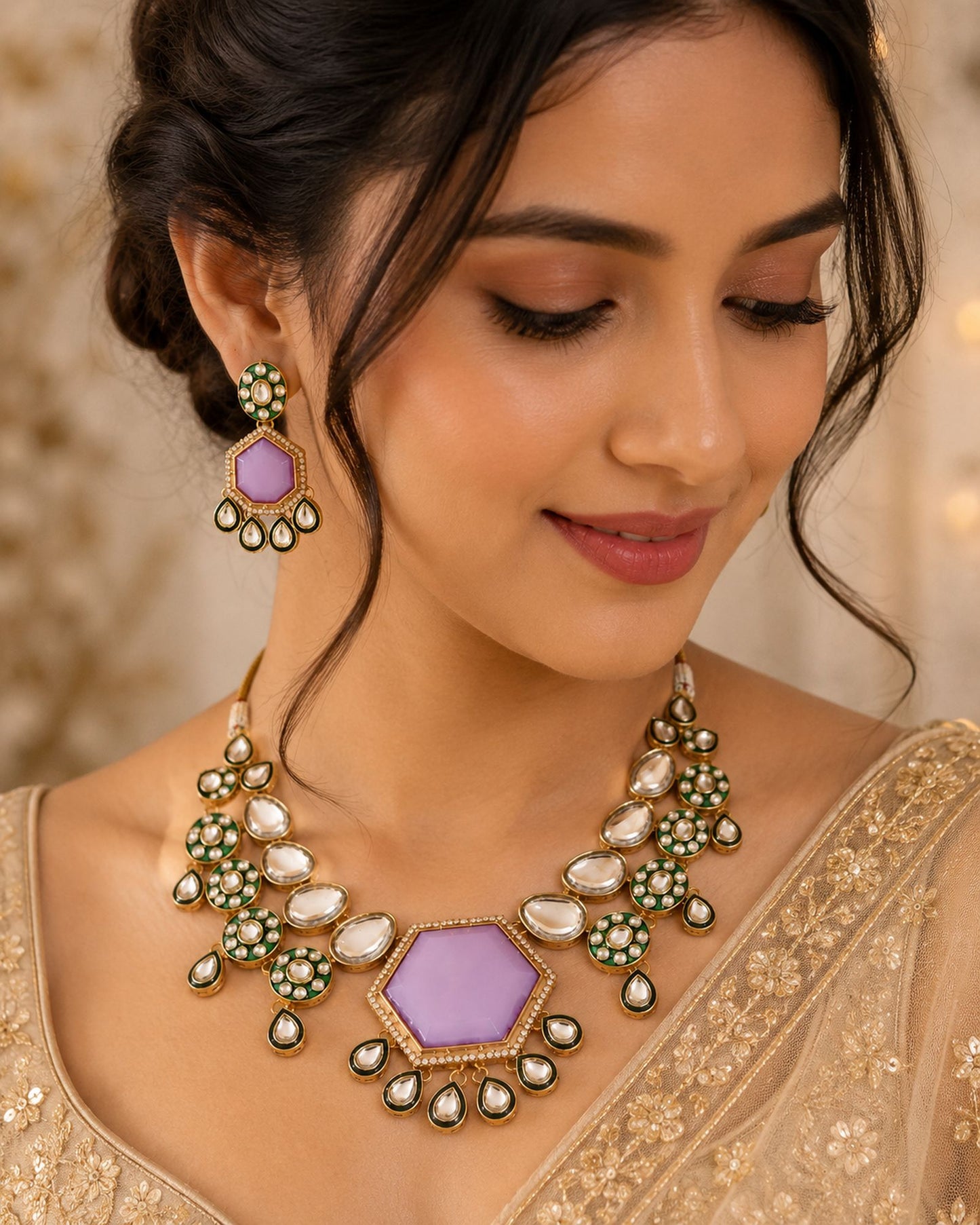 Exklusives hellviolettes Kundan-Halsketten-Set mit eleganten Steinen für Brautschmuck