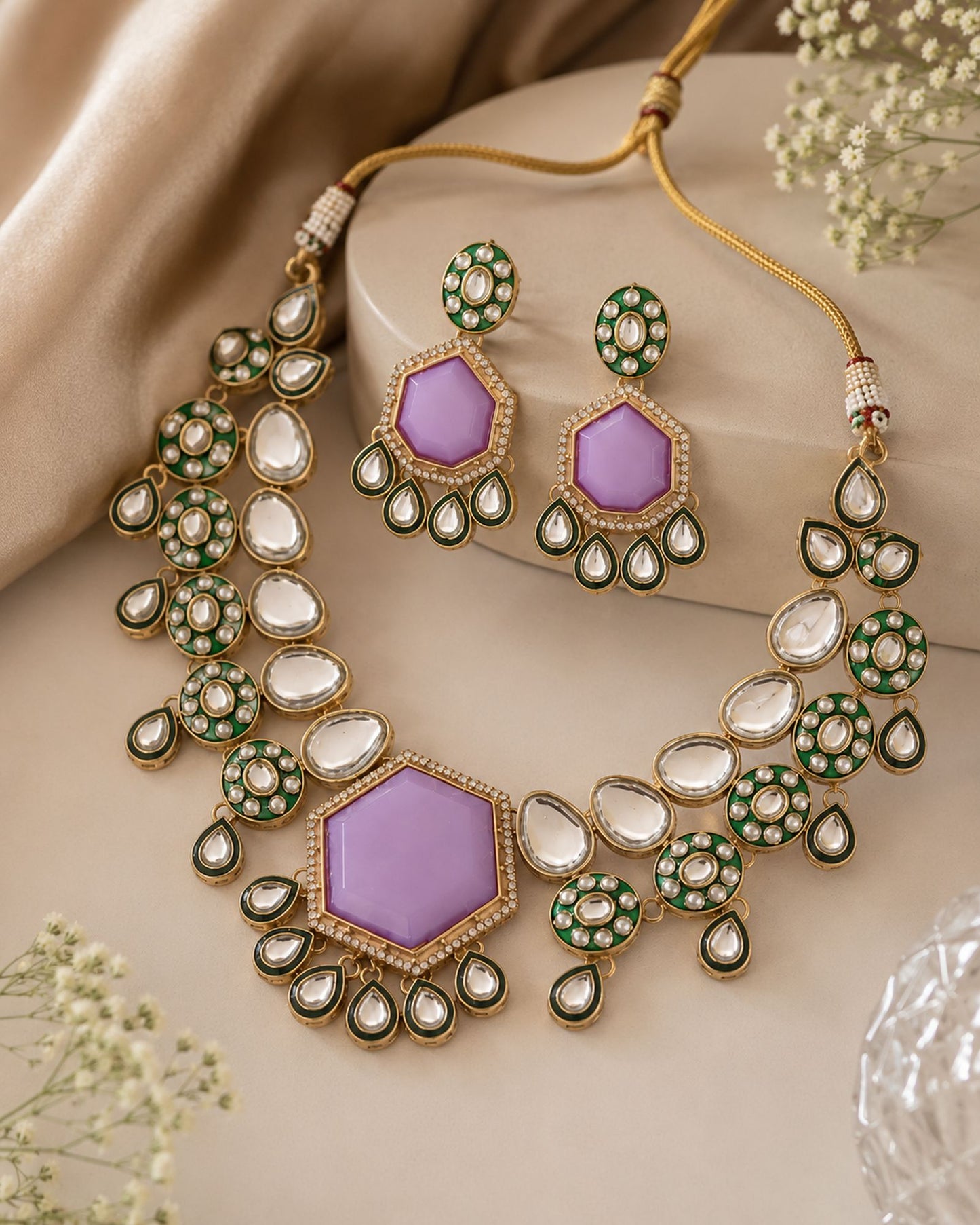 Exklusives hellviolettes Kundan-Halsketten-Set mit eleganten Steinen für Brautschmuck
