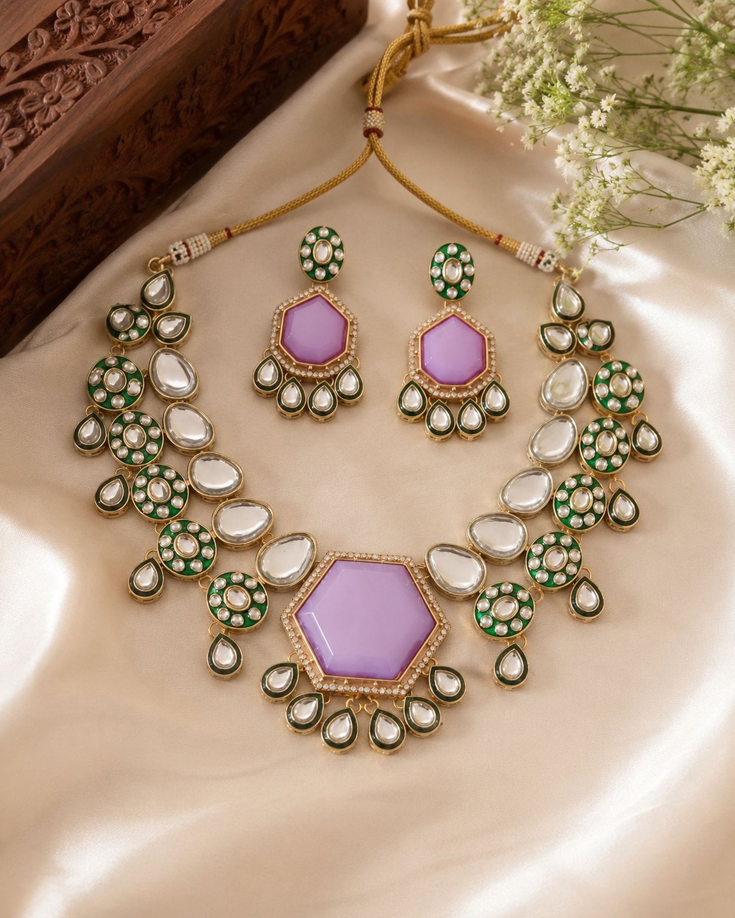 Exklusives hellviolettes Kundan-Halsketten-Set mit eleganten Steinen für Brautschmuck