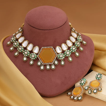 Designer-Kundan-Halskette in Gelb mit traditionellen Steinen für festlichen Schmuck