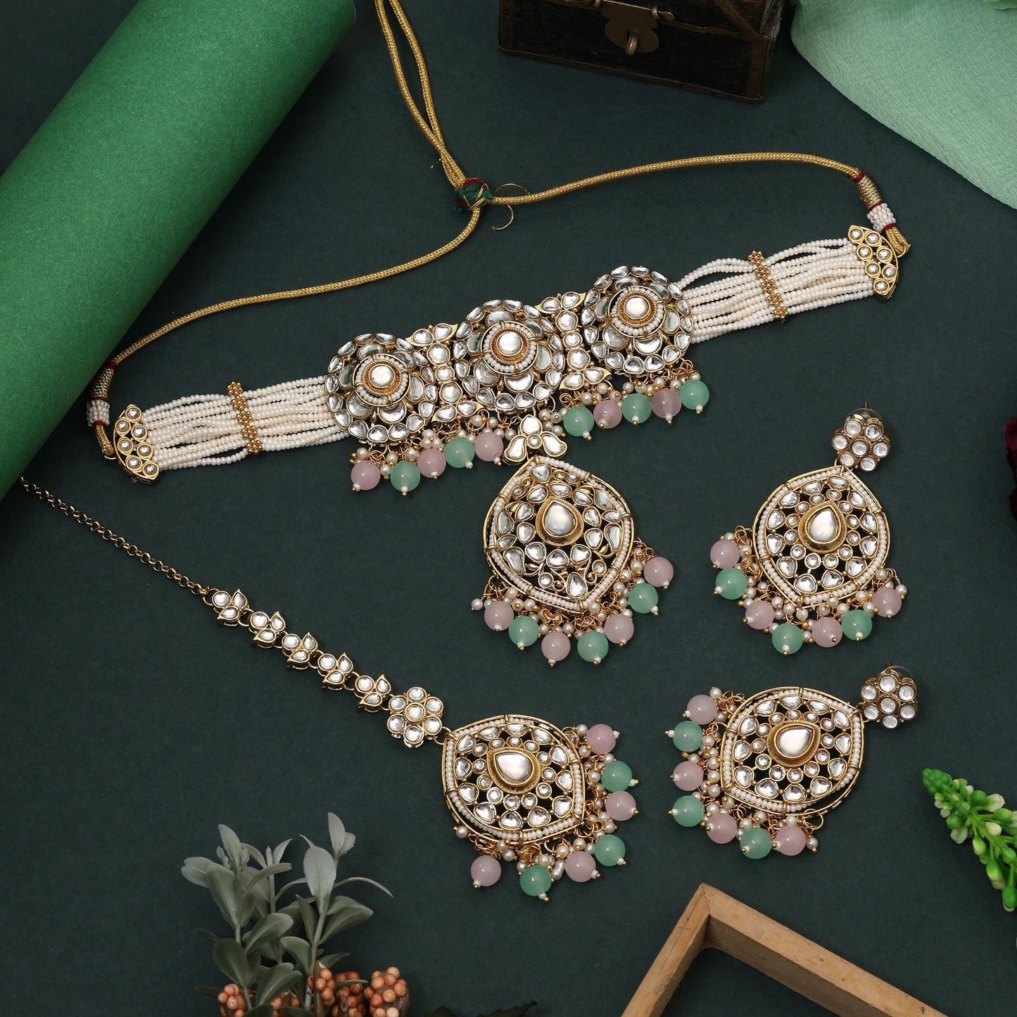 Attraktives Choker-Kundan-Halskettenset in Pista-Grün und Pink für Bräute und Verlobungen