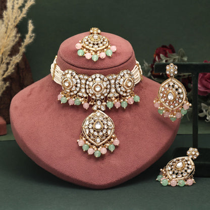 Attraktives Choker-Kundan-Halskettenset in Pista-Grün und Pink für Bräute und Verlobungen