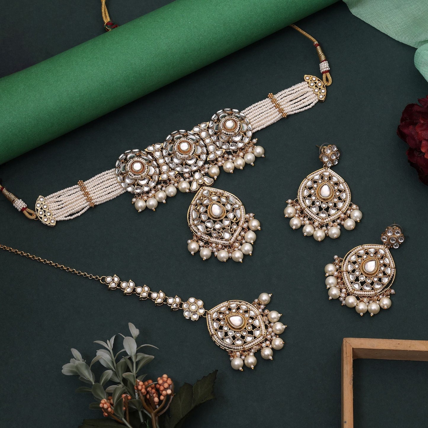 Exklusives weißes Choker-Kundan-Halsketten-Set für Bräute und traditionelle Hochzeitsoutfits