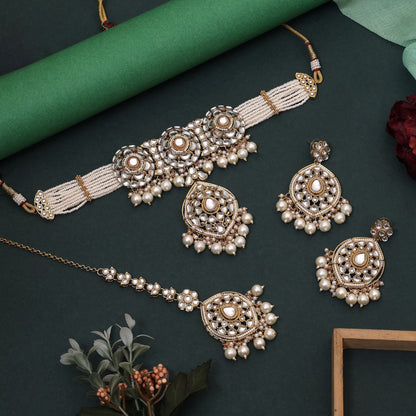 Exklusives weißes Choker-Kundan-Halsketten-Set für Bräute und traditionelle Hochzeitsoutfits