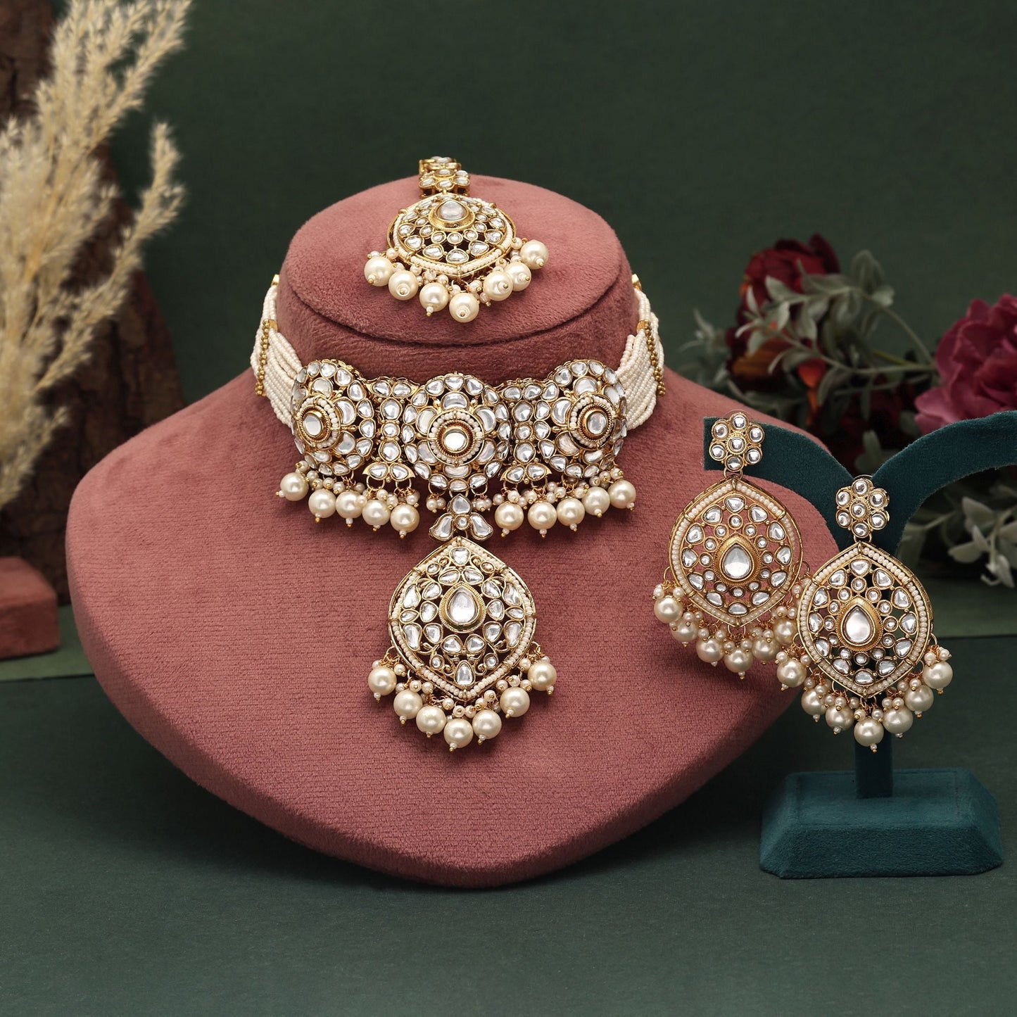 Exklusives weißes Choker-Kundan-Halsketten-Set für Bräute und traditionelle Hochzeitsoutfits
