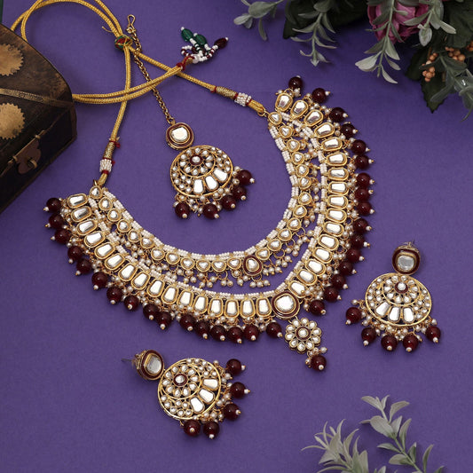 Royal Maroon Farbe Meena Arbeit Kundan Halskette Set gefertigt mit Premium-Details für Hochzeitsfeiern