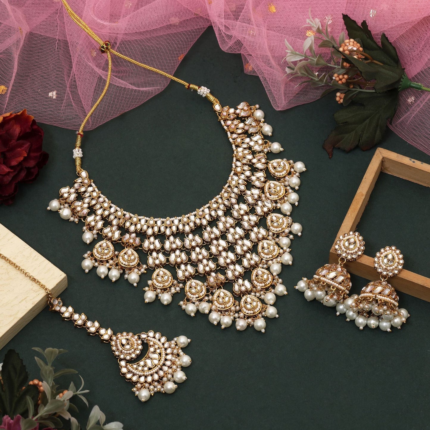 Elegant White Color Kundan Necklace Set Designed For Parties, Brides, And Ethnic Wedding Functions