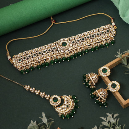 Stilvolles grünes Choker-Kundan-Halsketten-Set mit hochwertigen handgefertigten Details für Hochzeitsschmuck