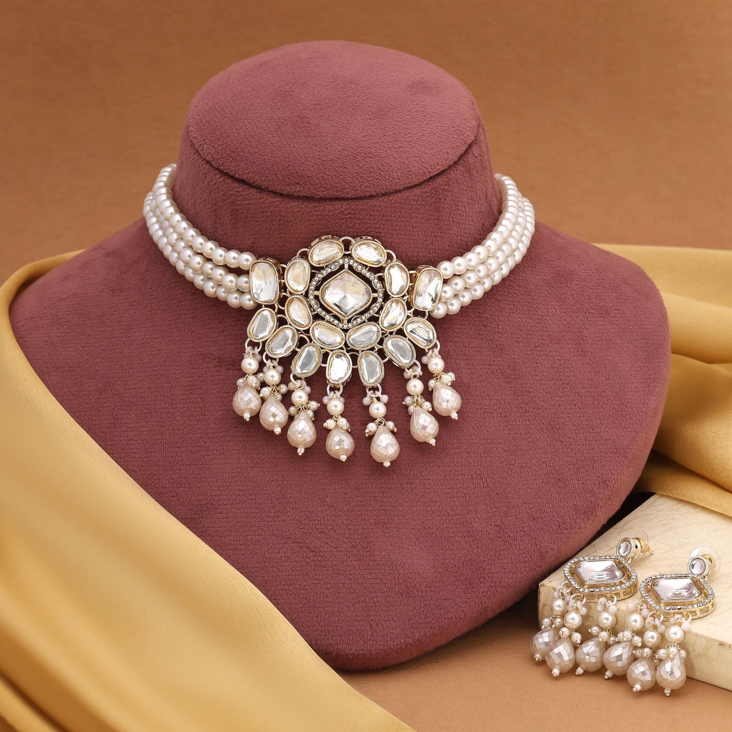 Stilvolles weißes Choker-Kundan-Halsketten-Set, perfekt für Braut- und Festschmuck