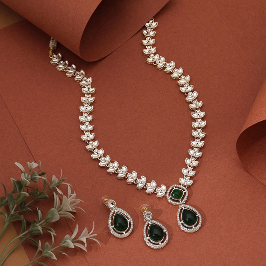 Wunderschönes grünes Kundan-Halsketten-Set mit passenden Ohrringen für Bräute und Brautjungfern