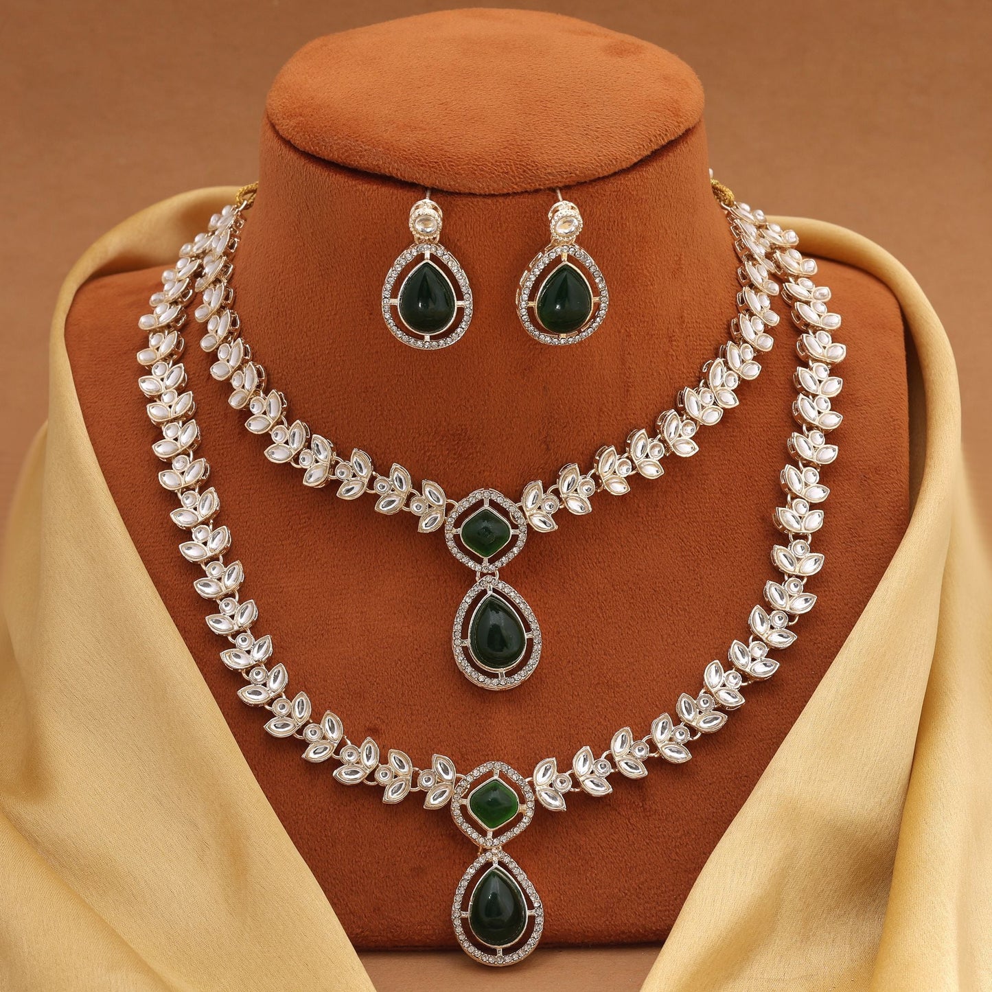 Designer Grünes Kundan Halsketten-Set mit filigranen Steinen, perfekt für ethnische Outfits