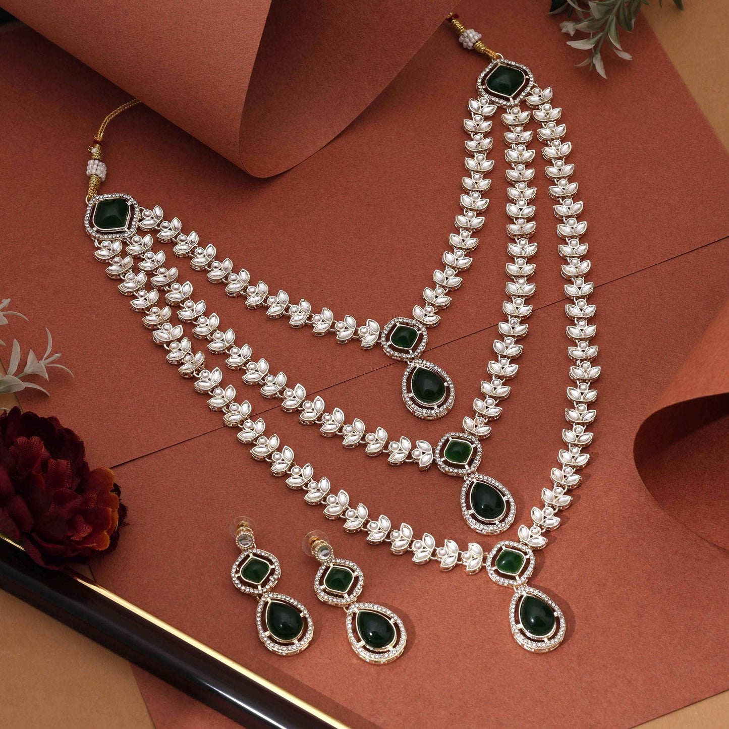 Traditionelles grünes Kundan-Halsketten-Set mit antikem Touch, perfekt für besondere Anlässe