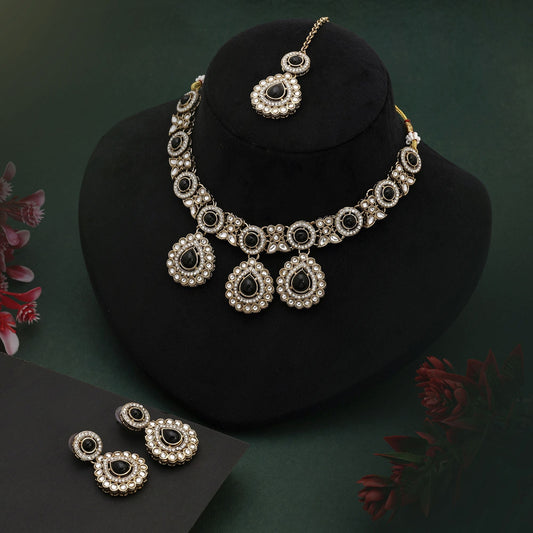 Atemberaubendes schwarzes Kundan-Halsketten-Set mit antikem Finish für Party-Outfits