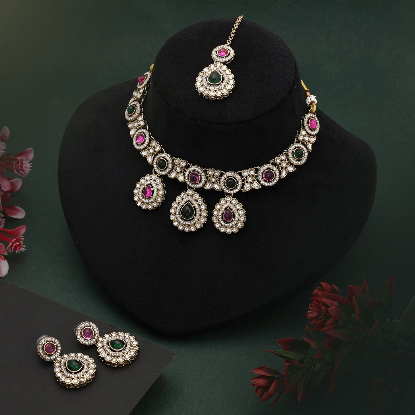 Stilvolles Rani &amp; Grünes Kundan-Halsketten-Set mit Steinarbeit für einen eleganten Look