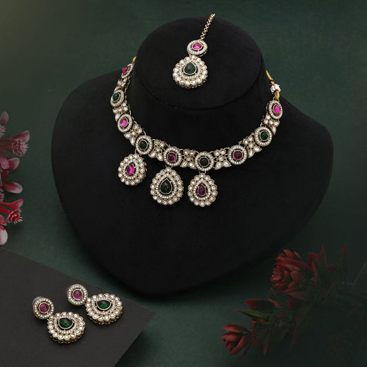 Stilvolles Rani &amp; Grünes Kundan-Halsketten-Set mit Steinarbeit für einen eleganten Look
