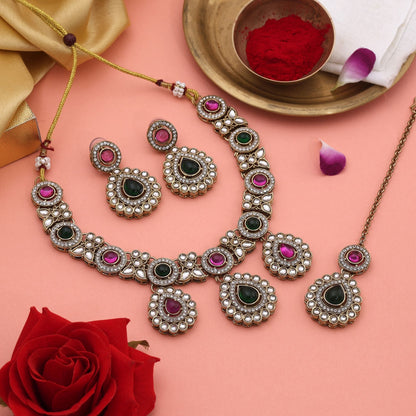 Stilvolles Rani &amp; Grünes Kundan-Halsketten-Set mit Steinarbeit für einen eleganten Look
