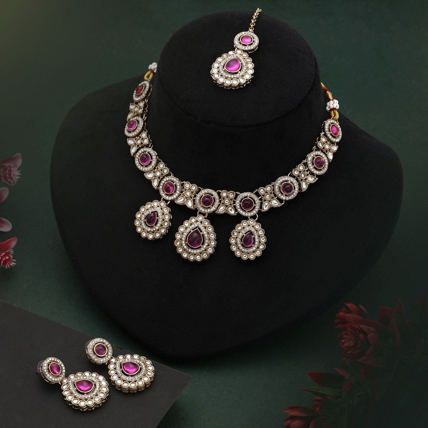 Premium Rani Color Kundan Halsketten-Set mit Perlendetails für Brautmode